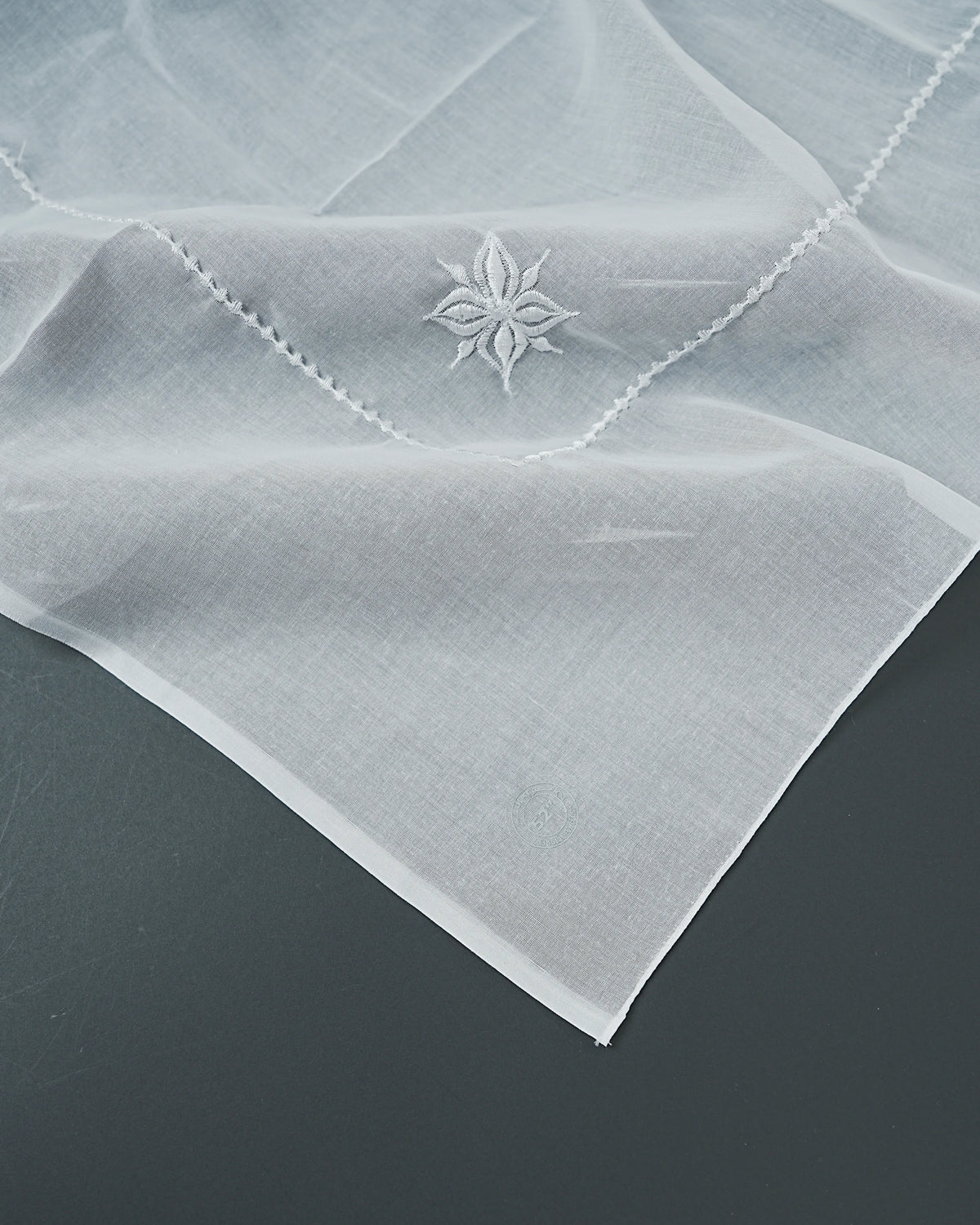 Ghutra blanca clásica bordada – Pañuelo árabe prémium para hombre