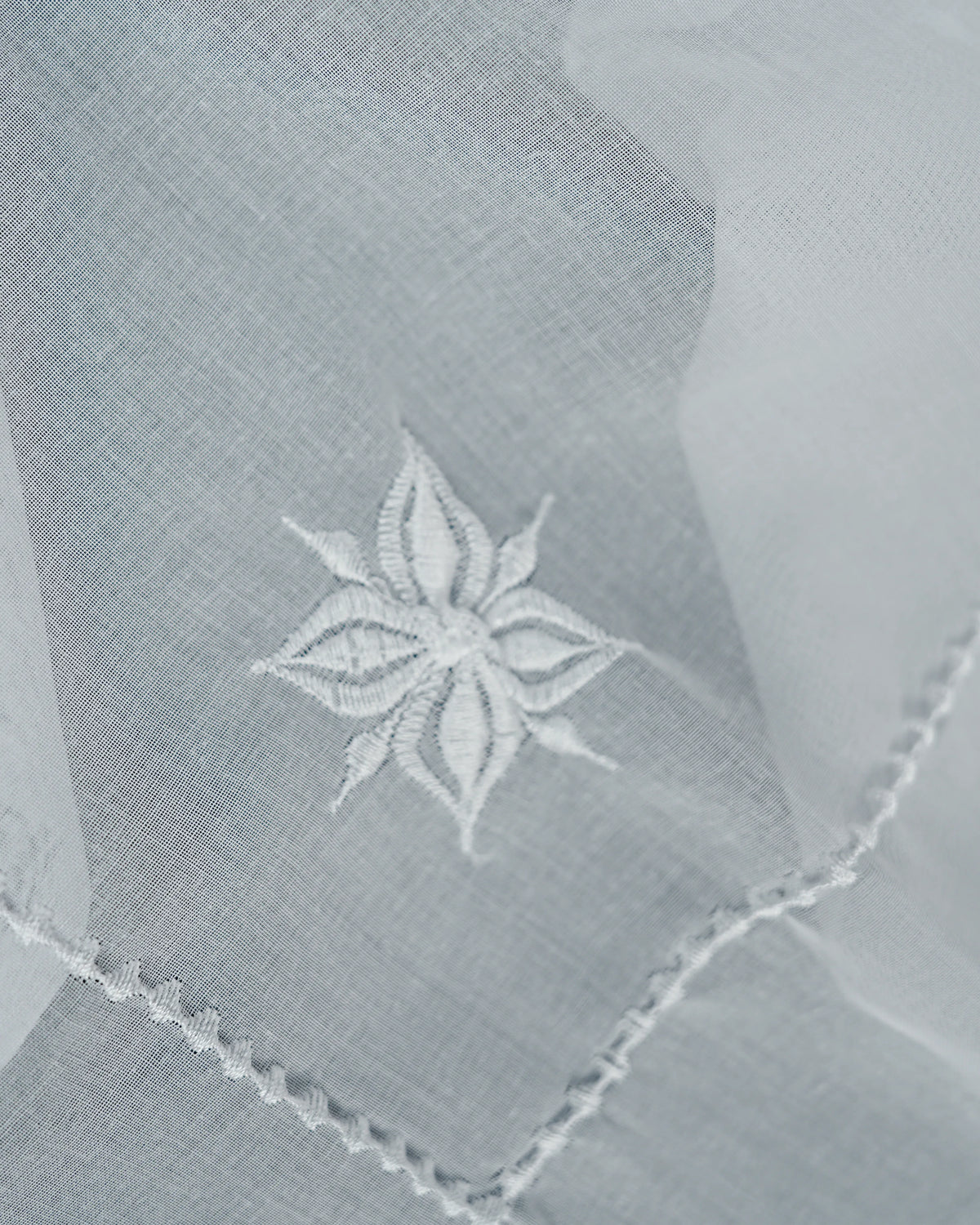 Ghutra blanca clásica bordada – Pañuelo árabe prémium para hombre