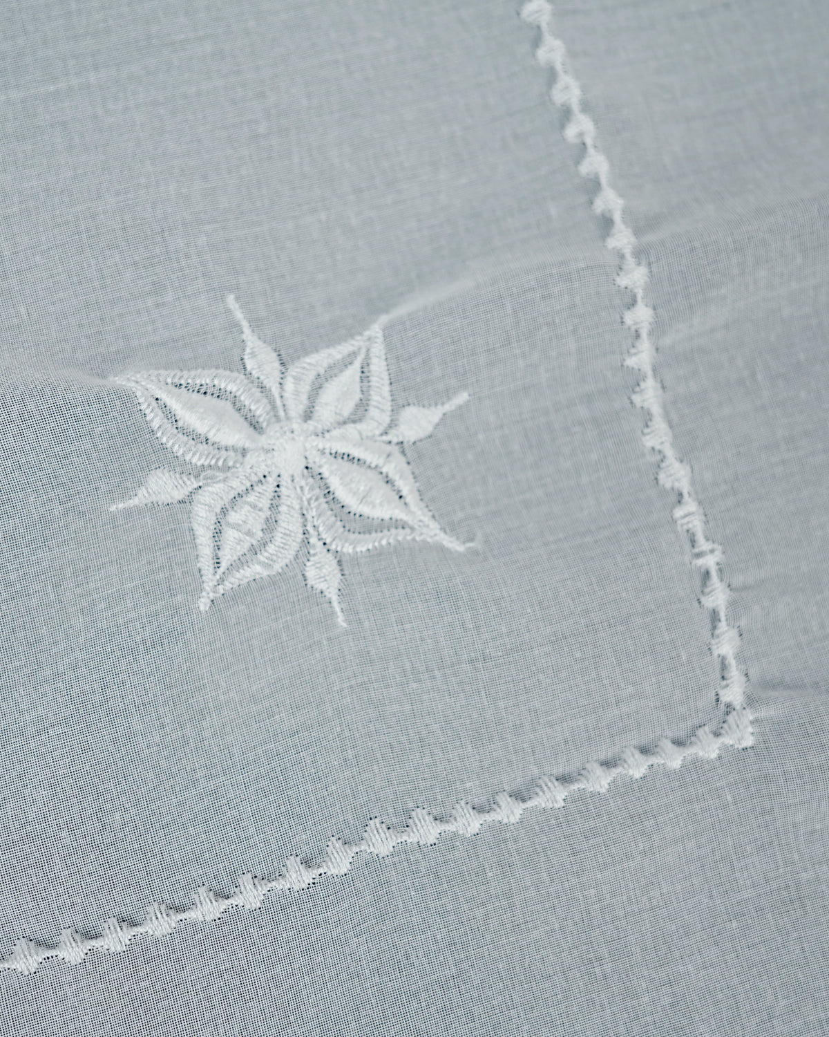 Ghutra blanca clásica bordada – Pañuelo árabe prémium para hombre