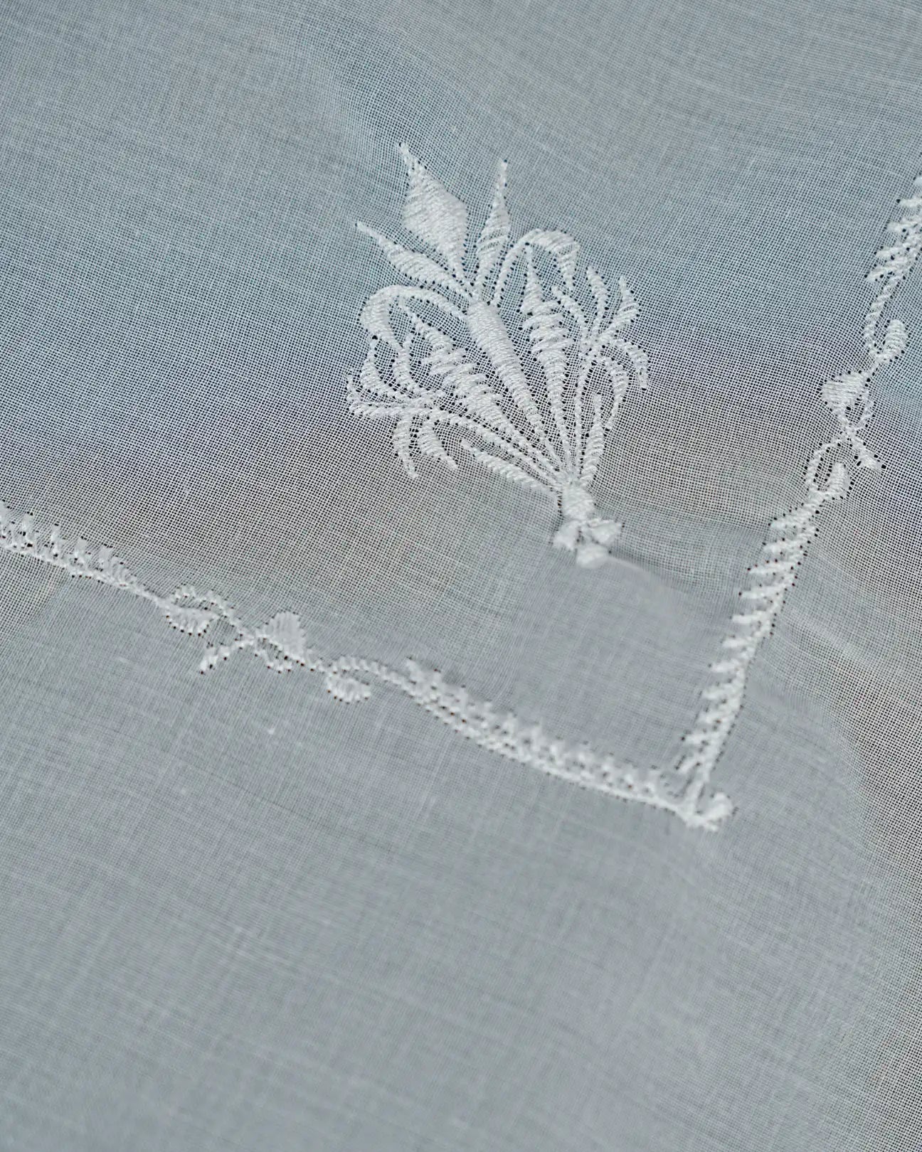 High-Quality White Ghutra – Premium Embroidered Arab Headscarf