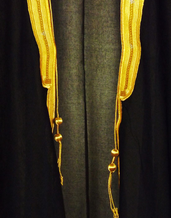 Traditional Arabic black bisht for men over white kandura