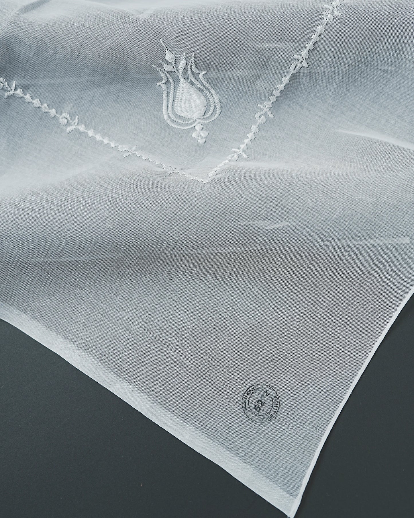 Al Hosn White Ghutra – Premium Japanese Fabric for Emirati Gentlemen