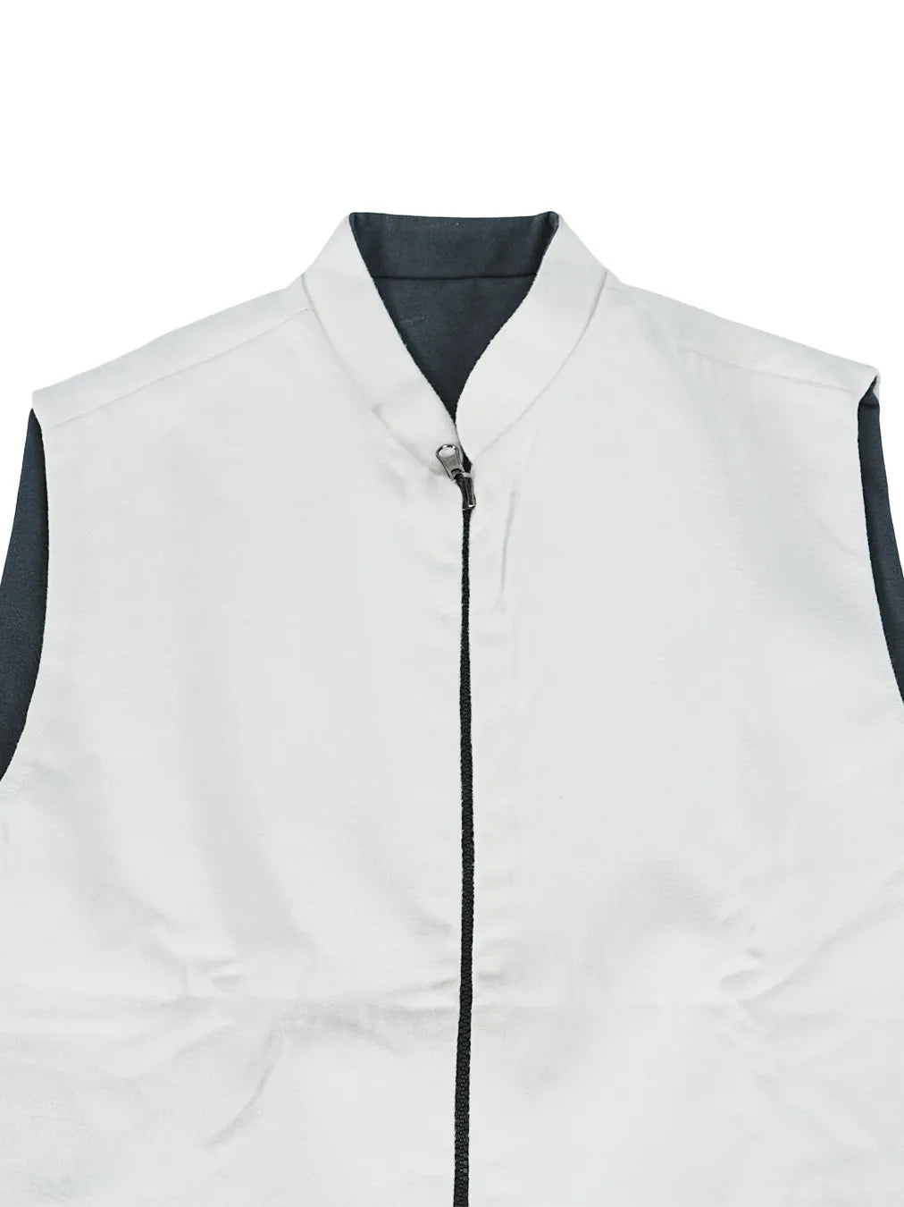 ELEGANT IVORY SLEEVELESS JACKET WITH ZIP