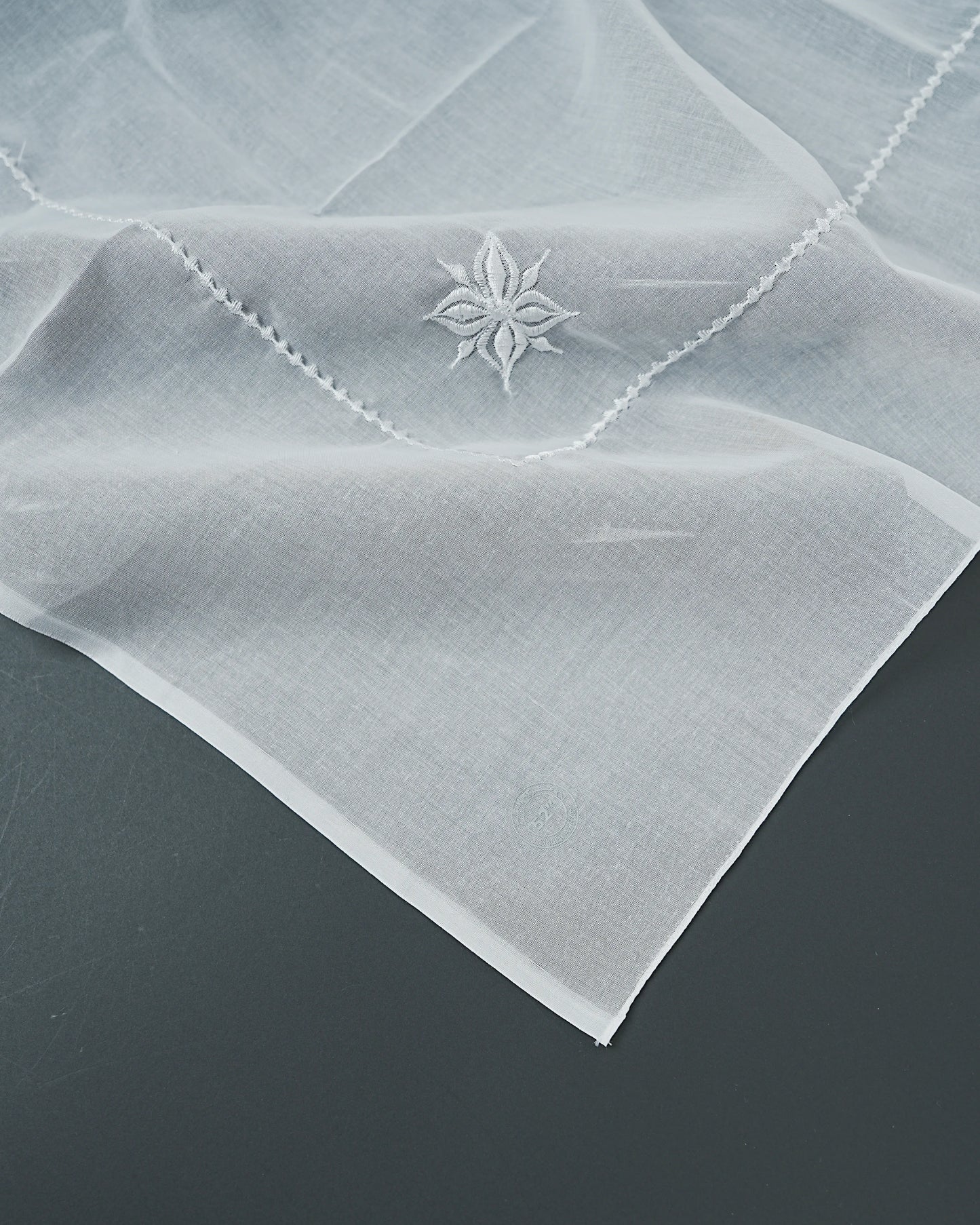 Classic White Embroidered Ghutra – Premium Arabic Headscarf for Men