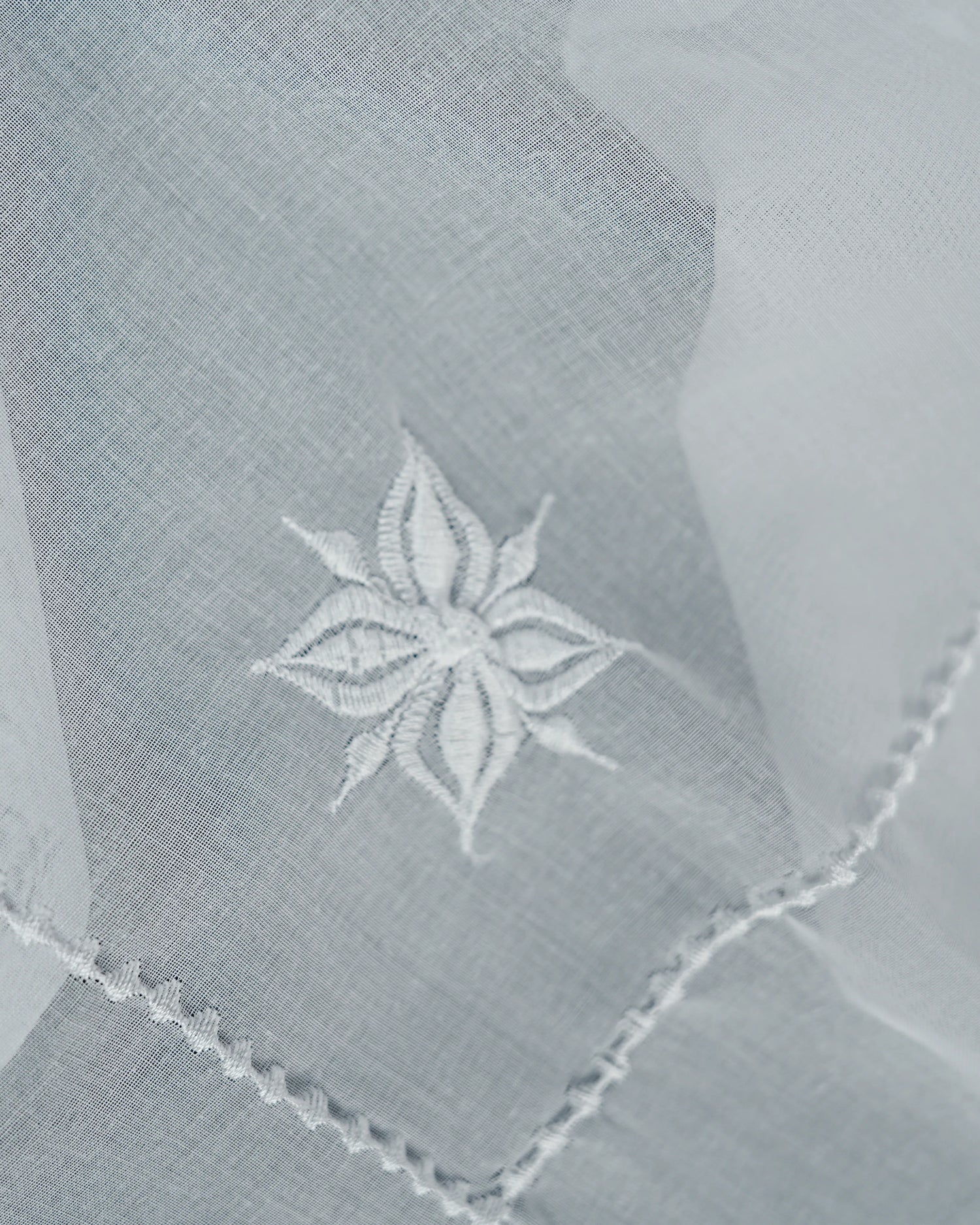 Classic White Embroidered Ghutra – Premium Arabic Headscarf for Men