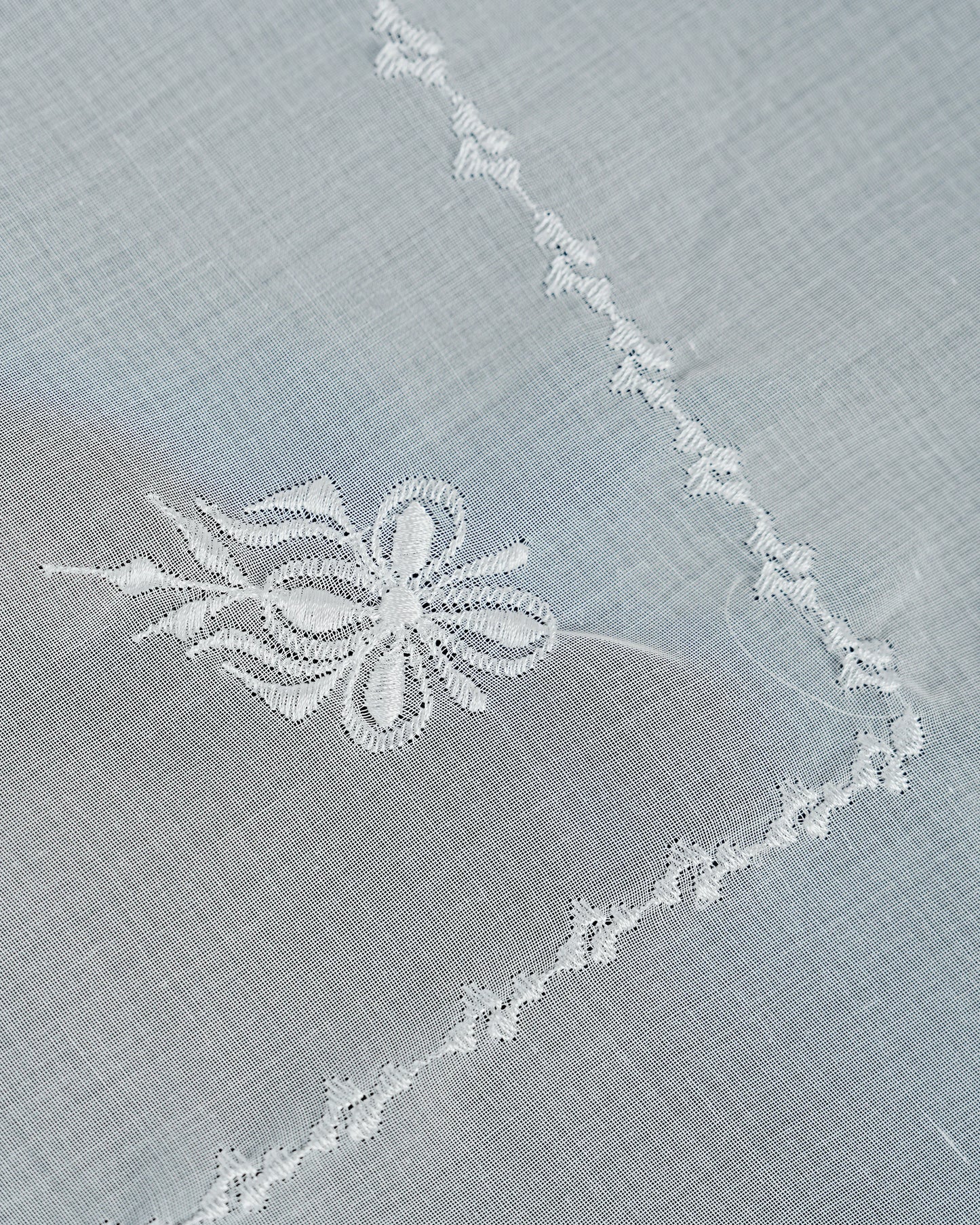 Al Hosn-Handcrafted White Embroidered Ghutra – Premium Arabic Headscarf for Men