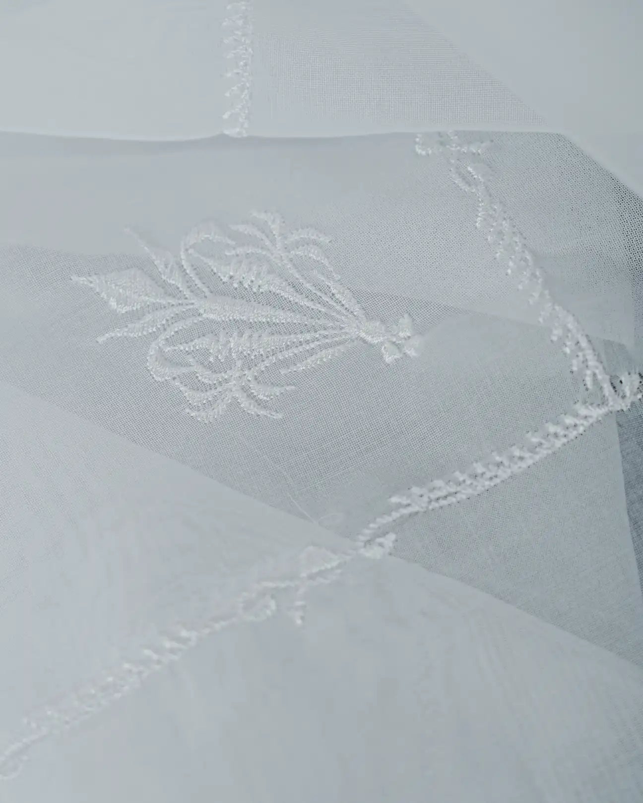 High-Quality White Ghutra – Premium Embroidered Arab Headscarf