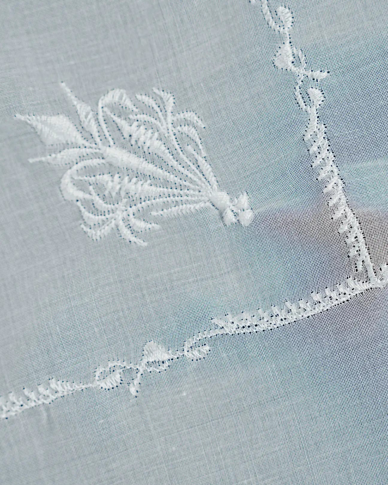 High-Quality White Ghutra – Premium Embroidered Arab Headscarf